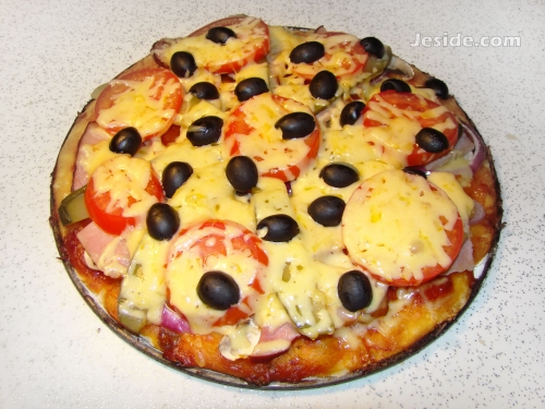 Пицца с бужениной, грибами и маринованными огурчиками. Рецепт приготовления с фото