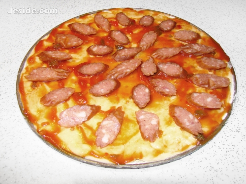 пицца с охотничьими колбасками, пицца с грибами и колбасой, пицца с колбасой рецепт приготовления, приготовление пиццы с колбасой, пицца с грибами и колбасой, пицца с колбасой и сыром, рецепт пиццы с колбасой, пицца с копченой колбасой