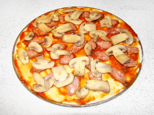 пицца с охотничьими колбасками, пицца с грибами и колбасой, пицца с колбасой рецепт приготовления, приготовление пиццы с колбасой, пицца с грибами и колбасой, пицца с колбасой и сыром, рецепт пиццы с колбасой, пицца с копченой колбасой