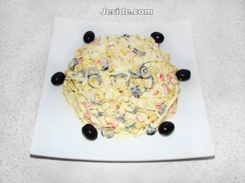 Салат с крабовыми палочками и маслинами. Рецепт приготовления с фото